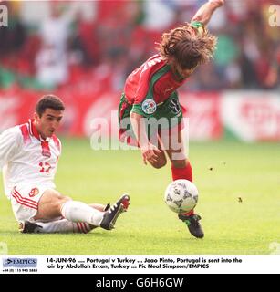 14-JUIN-96 .... Portugal / Turquie ... Joao Pinto, Portugal, est envoyé dans l'air par Abdullah Ercan, Turquie Banque D'Images