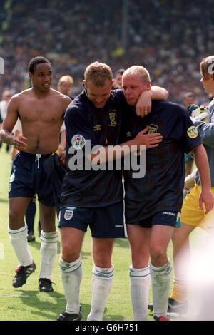 15-JUIN-96, Angleterre contre Écosse.Les joueurs de l'Angleterre, Alan Shearer et Paul Gascoigne, se sont fixés après le coup de sifflet final Banque D'Images