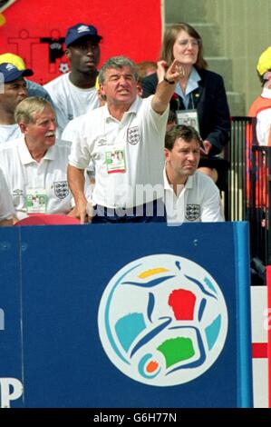 15-JUIN-96 .Angleterre / Ecosse. Terry Venches, entraîneur d'Angleterre, fait des gestes depuis le banc Banque D'Images