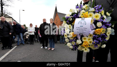 Les gens se rassemblent à proximité de l'endroit où se trouvait le magasin de poissons de Frizzell, Belfast, lors d'un service commémoratif pour se souvenir de ceux tués lors de l'attentat à la bombe de Shankill Road à l'occasion de son 20e anniversaire. Banque D'Images