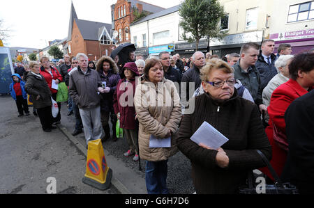 Les gens se rassemblent à proximité de l'endroit où se trouvait le magasin de poissons de Frizzell, Belfast, lors d'un service commémoratif pour se souvenir de ceux tués lors de l'attentat à la bombe de Shankill Road à l'occasion de son 20e anniversaire. Banque D'Images