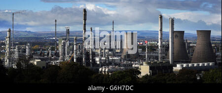 Un point de vue général de la raffinerie de pétrole de Grangemouth à Falkirk, en Écosse, à la suite d'une réunion où les propriétaires Ineos ont décidé de fermer la partie pétrochimique du complexe à la suite de la dispute sur les salaires et les conditions. Banque D'Images