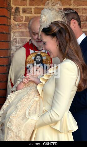 La duchesse de Cambridge porte son fils Prince George après son baptême à la chapelle royale du Palais Saint-Jacques par l'archevêque de Canterbury dans le centre de Londres. Banque D'Images