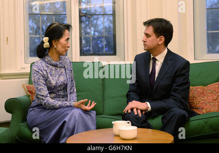 Ed Miliband, dirigeant de Lapoour, rencontre Aung San Suu Kyi, chef de l’opposition birmane à son bureau de Londres. Banque D'Images