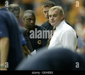 Wolverhampton Wanderers Manager Dave Jones (à droite) semble choqué après leur défaite à domicile 5 - 0 contre Chelsea , à Molineux, Wolverhampton. Banque D'Images