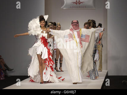 Le designer Arkadius avec des modèles sur la passerelle lors de son spectacle du printemps/été 2004 dans le cadre de la Fashion week de Londres à la tente du BFC au siège du Duc de York à Chelsea, Londres. Banque D'Images