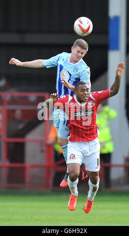 Aaron Phillips de Coventry City (à gauche) saute les Ashley Hemmings de Walsall lors du match de la Sky Bet League One au stade Banks, Walsall. Banque D'Images