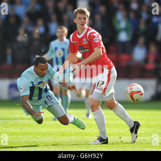 Callum Wilson (à gauche) de Coventry City est affronté par Paul Downing de Walsall lors du match de la Sky Bet League One au stade Banks, Walsall. Banque D'Images