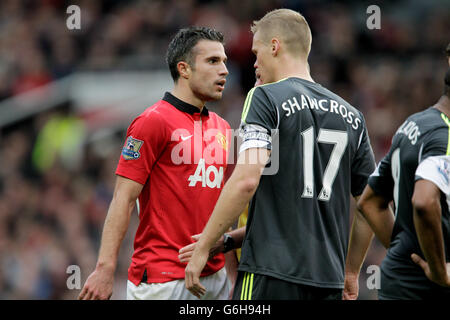 Robin Van Persie (à gauche) et la place Ryan Shawcross de Stokes City, à Manchester United contre Stokes City, lors du match de la Barclays Premier League à Old Trafford, à Manchester Banque D'Images