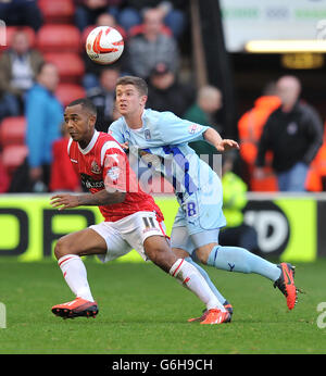 Ashley Hemmings de Walsall (à gauche) et Aaron Phillips de Coventry City se battent pour le ballon lors du match de la Sky Bet League One au stade Banks, Walsall. Banque D'Images