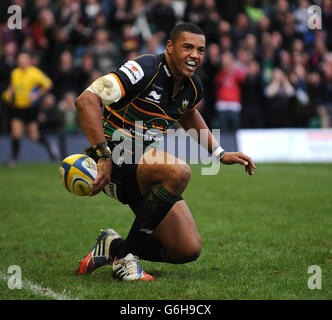 Northampton Saints Luther Burrell célèbre après avoir fait son essai contre Saracens lors du match Aviva Premiership à Franklins Gardens, Northampton. Banque D'Images