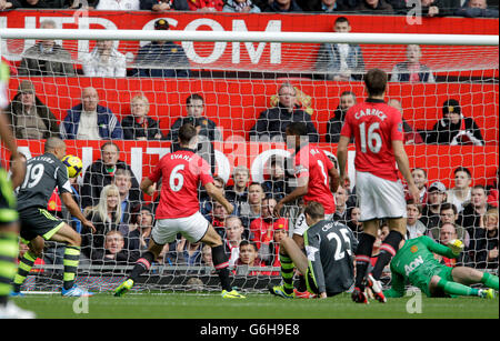 Peter Crouch de Stoke City obtient le but d'ouverture lors du match de la Ligue Premier Barclays Manchester United contre Stoke City au Old Trafford, Manchester Banque D'Images