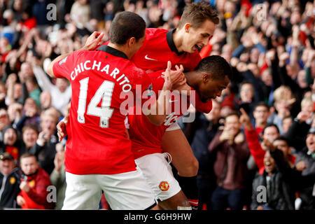 Manchester United's, Javier Hernandez, Adnan Januzaj et Patrice Evra célèbrent lors du match de la Barclays Premier League Manchester United contre Stoke City au Old Trafford, Manchester Banque D'Images