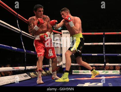 Callum Smith (à droite) en Grande-Bretagne en action avec Ruben Acosta en Argentine dans leur WBC International Super Middlewhuit bout vacant à la Motorpoint Arena, Sheffield. Banque D'Images