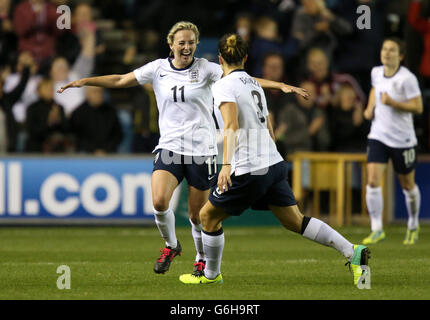 Le Toni Duggan (à gauche) d'Angleterre célèbre son deuxième but Le jeu avec son coéquipier Lucy Bronze (à droite) Banque D'Images