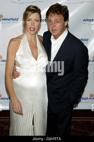 Paul McCartney avec sa femme enceinte, Heather Mills McCartney, lors de la 3e prestation annuelle d'adoption D'UN champ de mines à Los Angeles. Les McCartneys ont accueilli l'événement qui recueille de l'argent pour nettoyer les champs de mines et fournit de l'aide aux personnes blessées par des mines terrestres. Banque D'Images