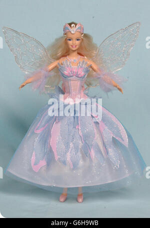 « swan Lake » Barbie, l'un des 10 jouets les plus populaires que les enfants devraient souhaiter pour Noël, en exposition au Dream Toys 2003.Barbie, une ancienne favorite de l'époque, se portera bien ce Noël selon l'Association britannique des détaillants de jouets (BATR).* les Tortues Ninja, un des jouets les plus vendus des années 1980, sont également mis en place pour faire un retour de Noël.Les patrons de magasin de jouets croient que le foursome de combat sera parmi les meilleurs cadeaux que les enfants seront exigeants cette année. Banque D'Images