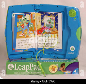 Leap Pad, l'un des 10 jouets les plus populaires que les enfants devraient souhaiter pour Noël, en exposition à Dream Toys 2003. Les Tortues Ninja, l'un des jouets les plus vendus des années 1980, sont également sur le point de faire leur retour de Noël, ont déclaré les experts. * magasin de jouets patrons croient que le foursome de combat sera parmi les 10 meilleurs présente les enfants seront exigeants cette année. Barbie est un autre favori de l'ancien temps grâce à la vente d'une version « lac wan » de la poupée, selon la British Association of Toy retailer (BATR). Banque D'Images