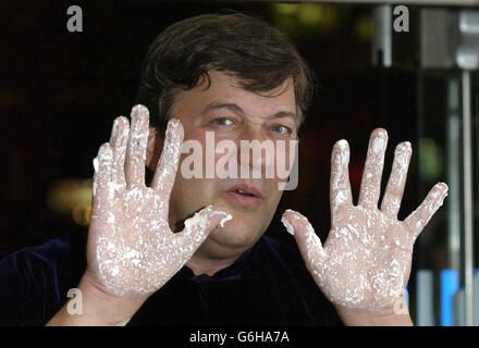 Acteur/réalisateur Stephen Fry après avoir laissé ses empreintes de main en ciment, à son arrivée à l'Odeon, Leicester Square, dans le centre de Londres, pour la première européenne de son film "Bright Young Things", tenu en aide à la Prince's Trust. Banque D'Images