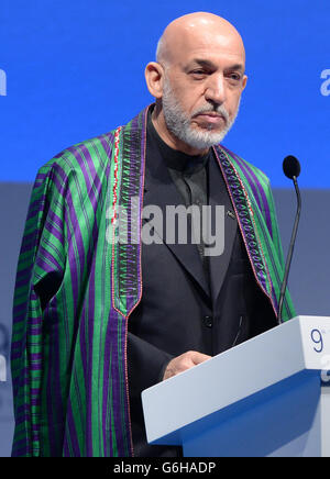 Le président afghan Hamid Karzaï prend la parole lors du 9e Forum économique islamique mondial à Excel, à Londres, auquel participent d'autres dirigeants islamiques et dont le Premier ministre David Cameron est l'hôte. Banque D'Images