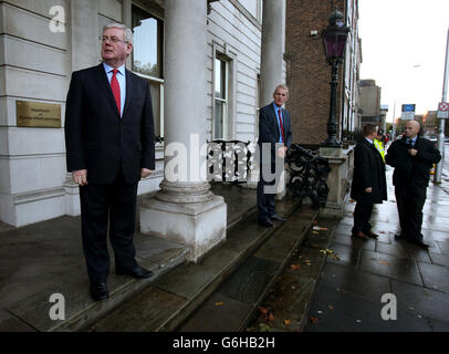 Tanaiste et ministre des Affaires étrangères et du Commerce, M. Eamon Gilmore TD, attend l'arrivée du vice-premier ministre du Conseil d'Etat de la République populaire de Chine, M. Ma Kai, au ministère des Affaires étrangères de St. Stephen's Green, à Dublin. Banque D'Images