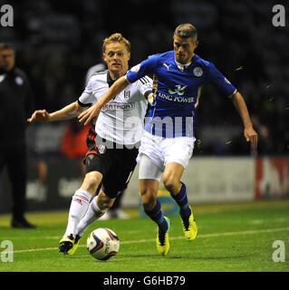 Football - Capital One Cup - quatrième tour - Leicester City / Fulham - King Power Stadium.Paul Konchesky (à droite) de Leicester City et Damien Duff (à gauche) de Fulham se battent pour le ballon. Banque D'Images