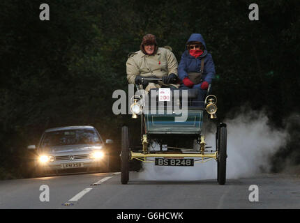 Charles Burnett conduit sa Stanley (vapeur) de 1903 sur Hammer Hill près de Cuckfield dans le Sussex, pendant le London to Brighton Veteran car Run. Banque D'Images