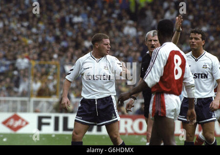 Football - demi-finale de la coupe FA - Arsenal / Tottenham Hotspur - Stade Wembley.L'arbitre Ray Lewis a une confrontation avec Paul Gascoigne lors de la demi-finale de la coupe FA de cet après-midi à Wembley. Banque D'Images