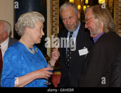 La reine Elizabeth II discute avec le yachtman Sir Robin KNOX-Johnston (à gauche) et le scientifique principal de la mission « Beagle-2 » menée par les Britanniques sur Mars, le professeur Colin Pillinger, au Palais de Buckingham, Londres, lors d'une réception spéciale rendant hommage à la contribution de plus de 400 pionniers de la vie britannique. Des représentants des entreprises, des groupes communautaires, de la mode, de l'alimentation, de la musique, des sciences, des arts, du gouvernement, des universités et de la santé seront présents à l'événement organisé par la Reine et le duc d'Édimbourg. Des noms célèbres comme Delia Smith, Pete Waterman, Sir Cliff Richard, Simon Weston, Zandra Rhodes, Banque D'Images