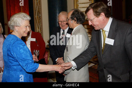 La reine Elizabeth II la reine salue le chef unioniste d'Ulster, David Trimble, au Palais de Buckingham, à Londres, lors d'une réception spéciale rendant hommage à la contribution de plus de 400 pionniers dans la vie britannique. Des représentants des entreprises, des groupes communautaires, de la mode, de la nourriture, de la musique, La science, les arts, le gouvernement, le milieu universitaire et la santé seront présents à l'événement organisé par la Reine et le duc d'Édimbourg. Banque D'Images