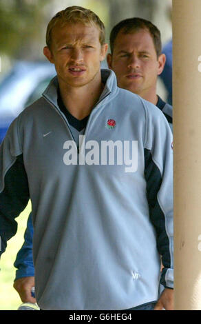 Matt Dawson (devant) et Kyran Bracken, deux moitiés de mêlée blessée en Angleterre, arrivent à l'école Hale de Perth, en Australie, avant le match de la coupe du monde de rugby contre l'Afrique du Sud, samedi, à l'Oval Subiaco de Perth. PAS D'UTILISATION DE TÉLÉPHONE MOBILE. LES SITES INTERNET NE PEUVENT UTILISER QU'UNE SEULE IMAGE TOUTES LES CINQ MINUTES PENDANT LE MATCH. Banque D'Images