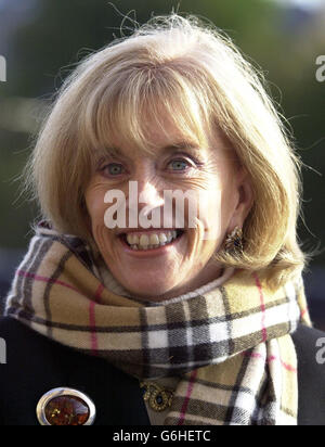 Ann Gloag arrive pour assister à l'affaire devant le tribunal civil au tribunal du shérif d'Inverness, contre Ian et Patricia Hamilton.Bus tycoon Gloag affirme que les Hamiltons n'ont pas le droit d'utiliser une petite bande de terre près de leur chalet loué sur sa propriété, près de Beauly, Inverness-shire.Gloag, qui a créé la Stagecoach bus Company avec son frère Brian Soutar en 1980, affirme également que le couple ne peut pas utiliser des dépendances ou un parking près de leur chalet.06/11/03: Ann Gloag, qui a gagné une action en justice empêchant les locataires de son domaine des Highlands de tondre une pelouse et de planter des arbustes à côté de leur maison.Le Banque D'Images