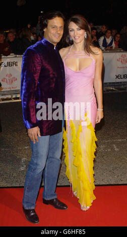 . . La mannequin et actrice Elizabeth Hurley avec son petit ami Arun Nayar arrivent pour l'événement caritatif « Fashion Rocks for the Prince's Trust » au Royal Albert Hall. Banque D'Images