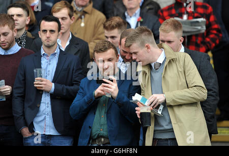 Les courses de chevaux - Gentleman's Day - Sandown Park Racecourse Banque D'Images