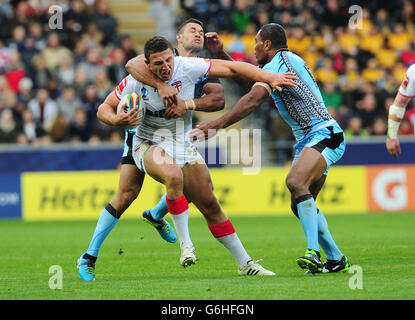 Le Sam Burgess d'Angleterre est attaqué par Daryl Millard de Fidji et Petro Civoniceva (à droite) lors du match de coupe du monde 2013 au KC Stadium, Hull. Banque D'Images