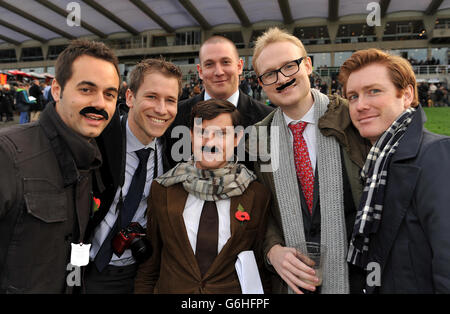 Les courses de chevaux - Gentleman's Day - Sandown Park Racecourse Banque D'Images