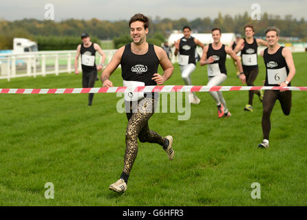 Les courses de chevaux - Gentleman's Day - Sandown Park Racecourse Banque D'Images