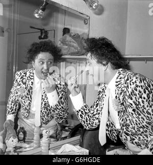 Ken Dodd a fait marche arrière dans son dressing pour une représentation de « deddy's Here Again » au London Palladium. Banque D'Images