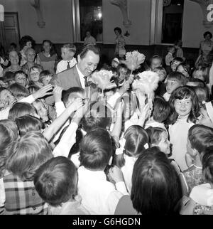 Le comédien Ken Dodd lance hier sa campagne de la semaine nationale du rire en rendant visite à des écoliers au Caxton Hall, rue Victoria, Westminster, Londres, où il leur a remis des prix et des bâtons de grackli et leur a donné une leçon pour la semaine du rire. Banque D'Images