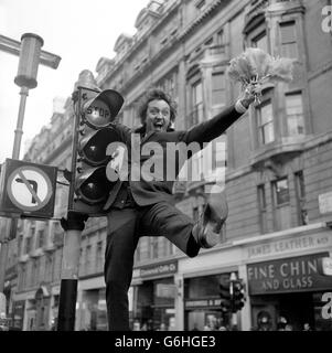 Le comédien Ken Dodd est photographié pour l'annonce d'une nouvelle série de huit semaines de son émission 'doddy's Music Box' sur ABC Television à Londres. Banque D'Images