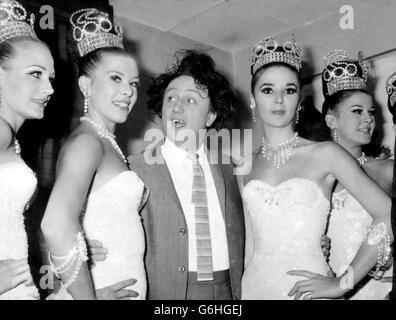 Ken Dodd pose des coulisses avec les Bluebell Girls lors d'une répétition du spectacle « doddy's here Again » au London Palladium. Banque D'Images