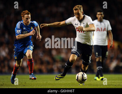 Football - Capital One Cup - quatrième tour - Tottenham Hotspur v Hull City - White Hart Lane.Harry Kane de Tottenham Hotspur (à droite) et Stephen Quinn de Hull City se battent pour le ballon Banque D'Images