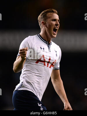 Harry Kane, de Tottenham Hotspur, célèbre le deuxième but de son côté du jeu pendant un temps supplémentaire dans la coupe Capital One, quatrième tour de match à White Hart Lane, Londres. Banque D'Images