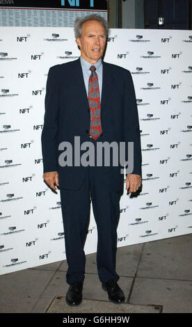 Clint Eastwood arrive au National film Theatre dans le centre de Londres pour l'entrevue du Guardian. Il sera interviewé par Michael Parkinson sur son nouveau film, Mystic River, qui se passe au théâtre. Banque D'Images