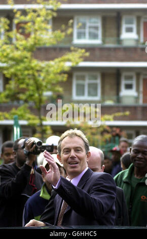 Le premier ministre Tony Blair quitte Sidmouth Mews esate dans le quartier de Camden, à Londres, après une visite dans le domaine. La visite vise à mettre en évidence les mesures mises à la disposition des autorités en Angleterre et au pays de Galles pour faire face aux voisins brugeries et nuisances de bas niveau dans le cadre du projet de loi sur le comportement anti-social. M. Blair appelle la police et les conseils à ne pas « faire le pied » en utilisant les pouvoirs du projet de loi qui approche de la fin de son adoption par la Chambre des Lords. Et il leur dit qu'ils doivent tous se porter au meilleur niveau pour que les communautés dans le pays soient Banque D'Images