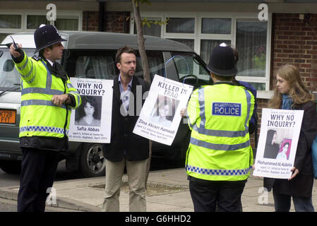 La police et les manifestants anti-guerre au Sidmouth Mews esate dans le quartier de Camden, dans le domaine du logement de Londres, avant la visite du Premier ministre Tony Blair. La visite vise à mettre en évidence les mesures mises à la disposition des autorités en Angleterre et au pays de Galles pour faire face aux voisins brugeries et nuisances de bas niveau dans le cadre du projet de loi sur le comportement anti-social. M. Blair appelle la police et les conseils à ne pas « faire le pied » en utilisant les pouvoirs du projet de loi qui approche de la fin de son adoption par la Chambre des Lords. Et il leur dit qu'ils doivent tous se porter au niveau du meilleur si les communautés se mettent en place Banque D'Images