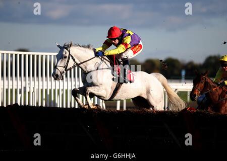 Les Grands crus, criblés par Tom Scudamore, sautent le dernier dans la course d'obstacles de Pertemps Network handicap au champ de courses de Kempton Park, Middlesex. Banque D'Images