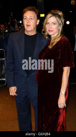 Paul McCartney et sa femme, Heather Mills-McCartney, arrivent pour la projection sur DVD de « A concert for George » à Odeon West End, dans le centre de Londres. Le DVD présente un concert hommage à l'ancien Beatle George Harrison qui a eu lieu en novembre dernier au Royal Albert Hall, et des représentations d'Eric Clapton et de Jools Holland. Banque D'Images