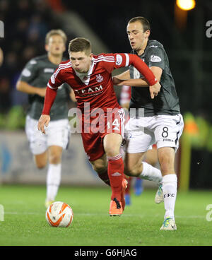 Cammy Smith d'Aberdeen lance un défi à Partick Thistles Stuart Bannigan lors du match écossais de Premiership au Pittodrie Stadium, à Aberdeen. Banque D'Images