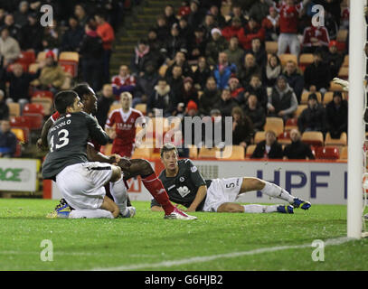 Soccer - Scottish Premiership - Aberdeen v Partick Thistle - Pittodrie Stadium.Calvin Zola d'Aberdeen marque son deuxième but lors du match de la première écossaise au Pittodrie Stadium, à Aberdeen. Banque D'Images